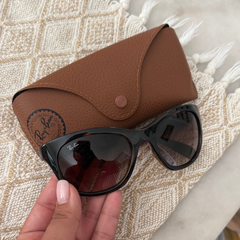 Ray-Ban Black Women's Sunglasses with Brown Case
